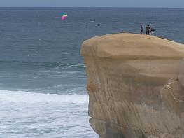 kite-flying-at-tunnel-beach